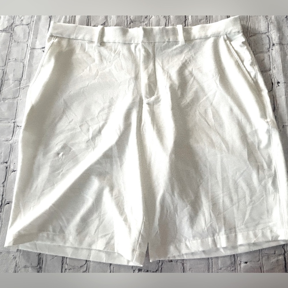 NIKE golf mens size 38 white casual /  golf shorts in excellent condition